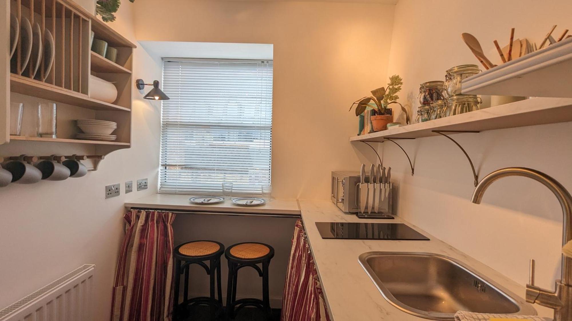Charming & Quaint Old Compton - Quiet Guests Only Allowed, No Parties Allowed, Over 25 Years Old Or Families Appartamento